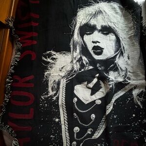 Taylor Swift - Red blanket
